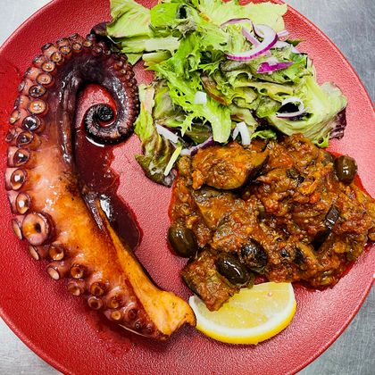 Plat dore en train d'etre dresse en cuisine